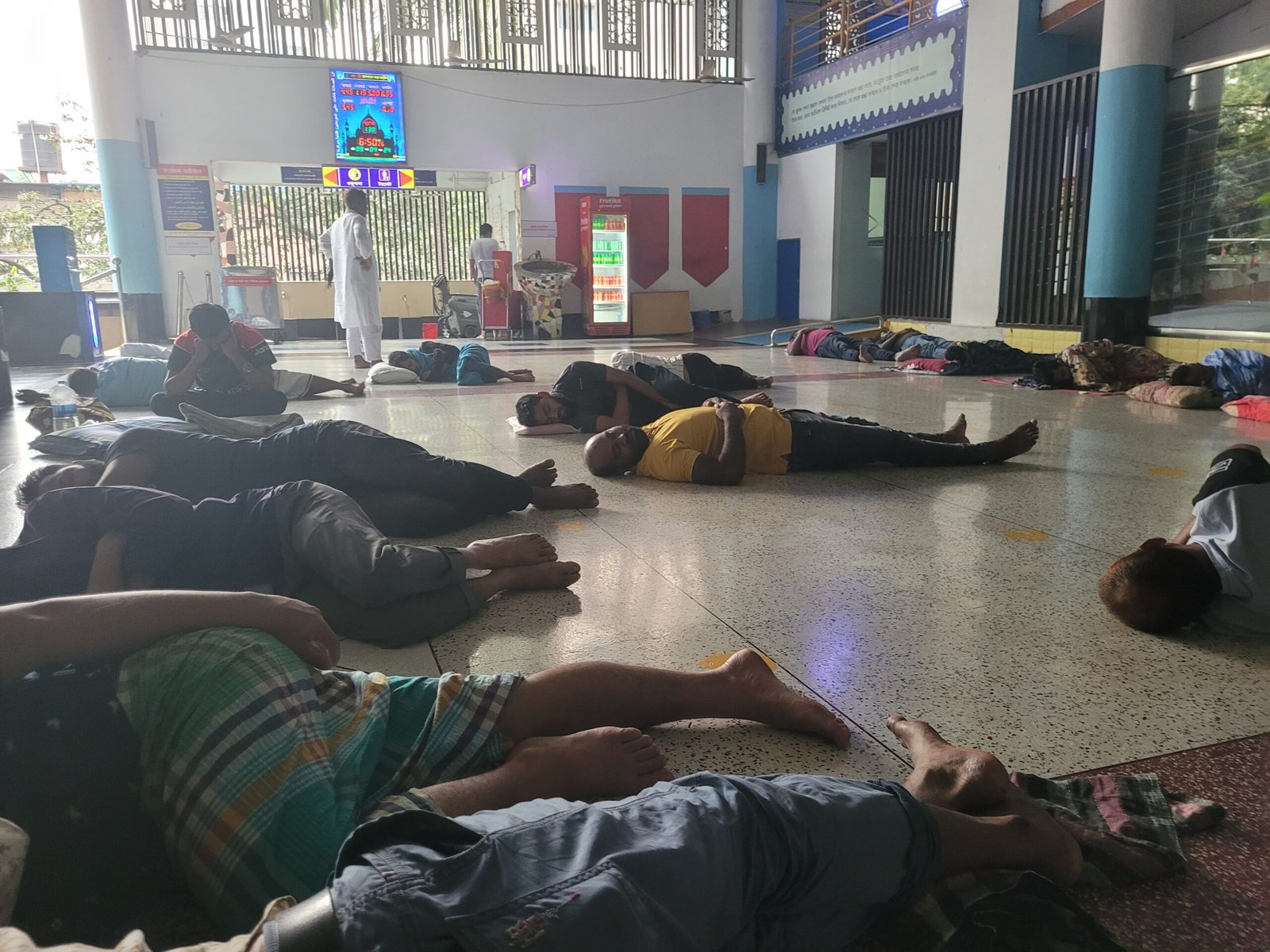 আদ্-দ্বীন ঘুমানোর সময় রাতে, কিন্তু রাতে এই মানূষগুলোকে এখানে ঘুমোতে দেয়া হয়না, কারন রাতে ঘুমালে তাদের ঘুমাতে দেয়ার এই দয়া কে দেখবে?